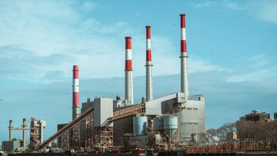 Central termoeléctrica con cuatro chimeneas