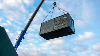 Contenedor de almacenamiento izado por una grúa