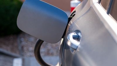Conector de carga de un vehículo eléctrico