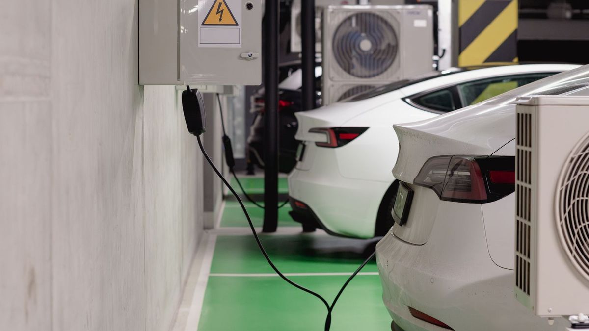 Vehículos eléctricos cargando en un estacionamiento
