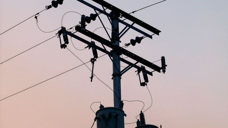 Poste de distribución eléctrica al anochecer