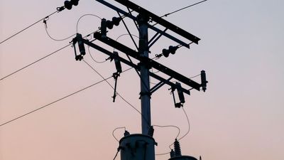 Red eléctrica sobre una ciudad