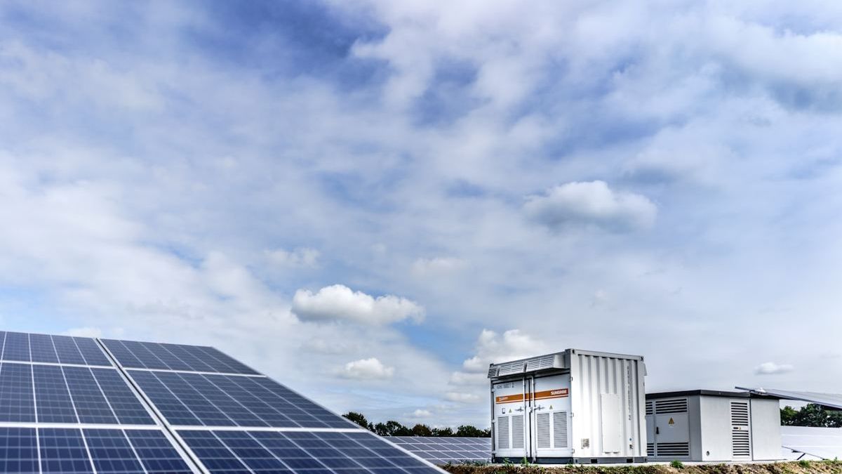 Planta solar con contenedor de almacenamiento al fondo