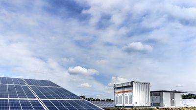Planta solar con contenedor de almacenamiento al fondo