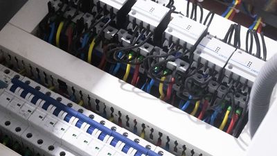 Tablero eléctrico de control con interruptores