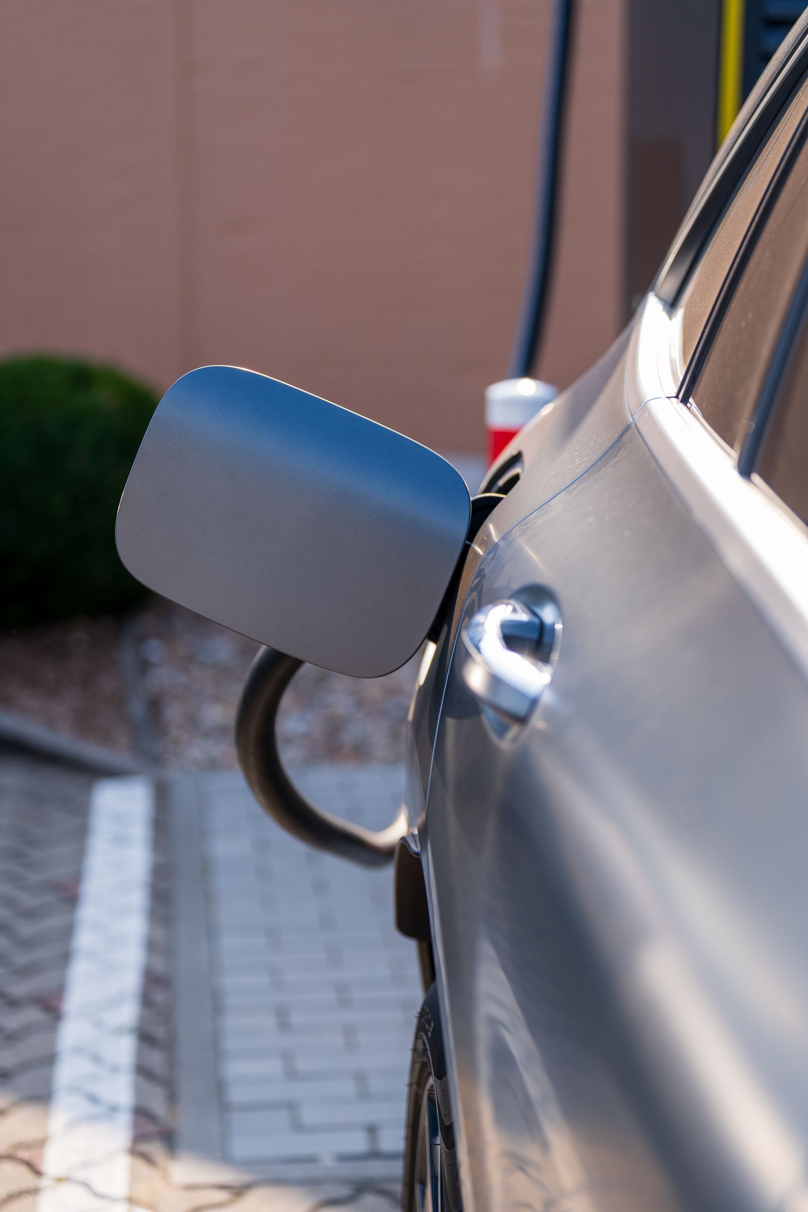 Conector de carga de un vehículo eléctrico